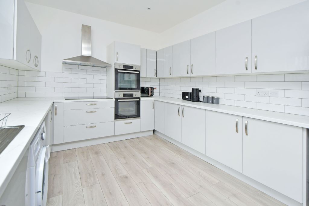 Property photo 3 of 11 Kitchen