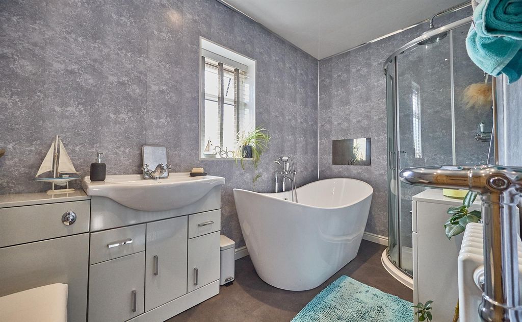 Property photo 3 of 13 Rear Refitted Bathroom