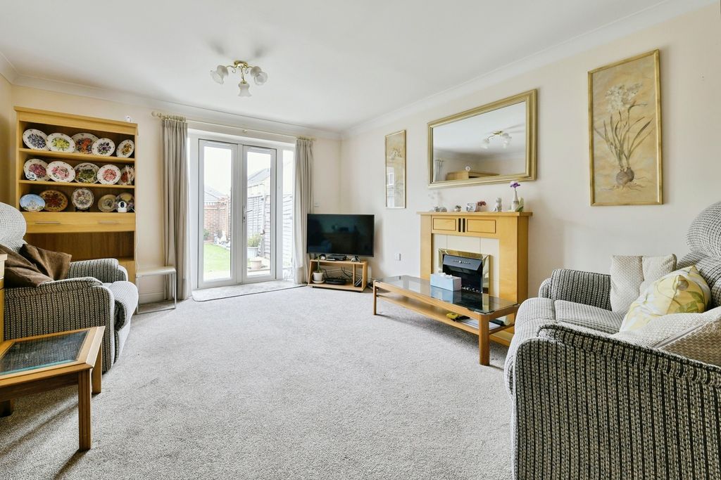 Property photo 2 of 18 Lounge