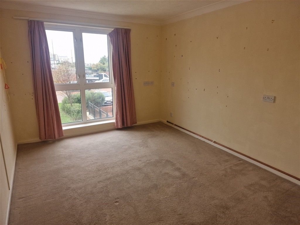 Property photo 1 of 6 Bedroom