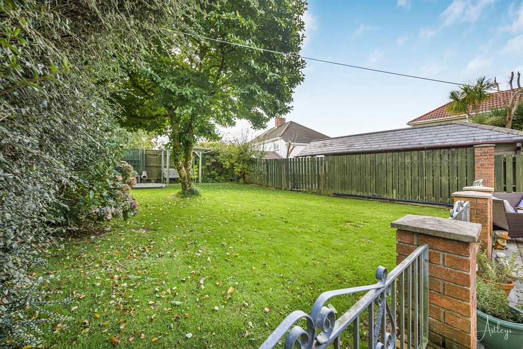 Property photo 2 of 28 Rear Garden