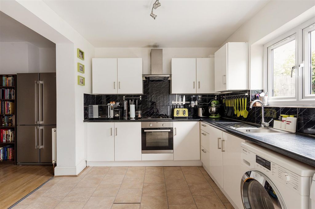Property photo 3 of 41 Bridge End, E17