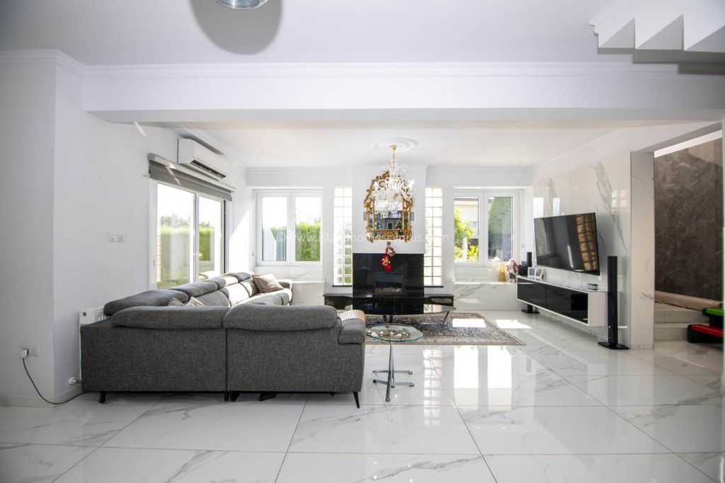 Property photo 3 of 23