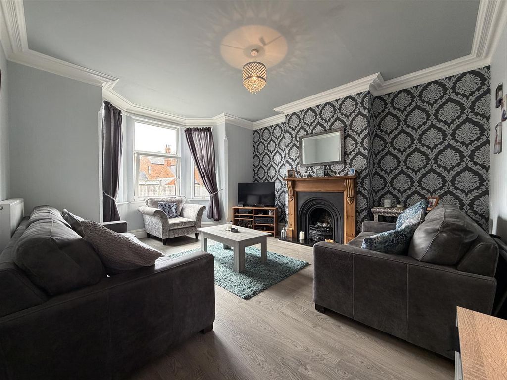 Property photo 2 of 17 Bay-Fronted Lounge 437