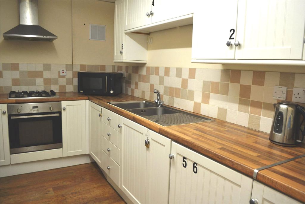 Property photo 3 of 9 Kitchen