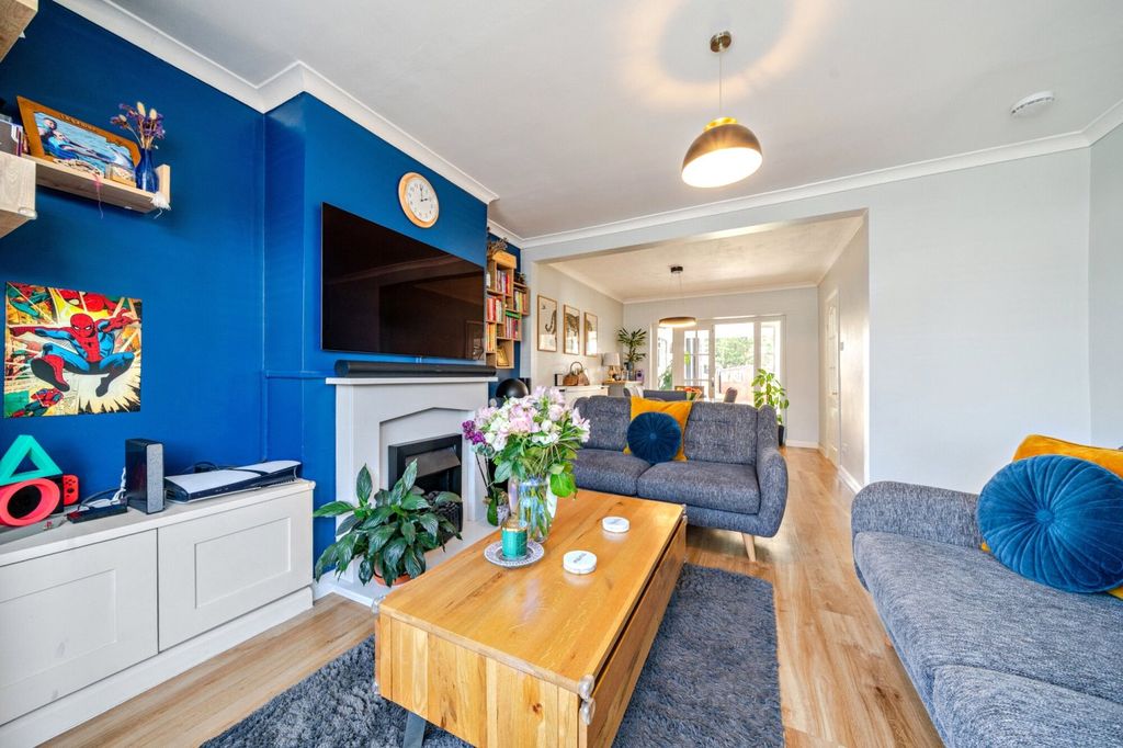 Property photo 2 of 17 Lounge