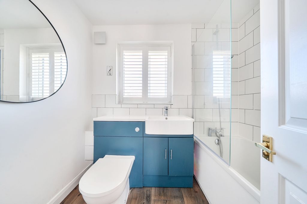 Property photo 2 of 19 Bathroom