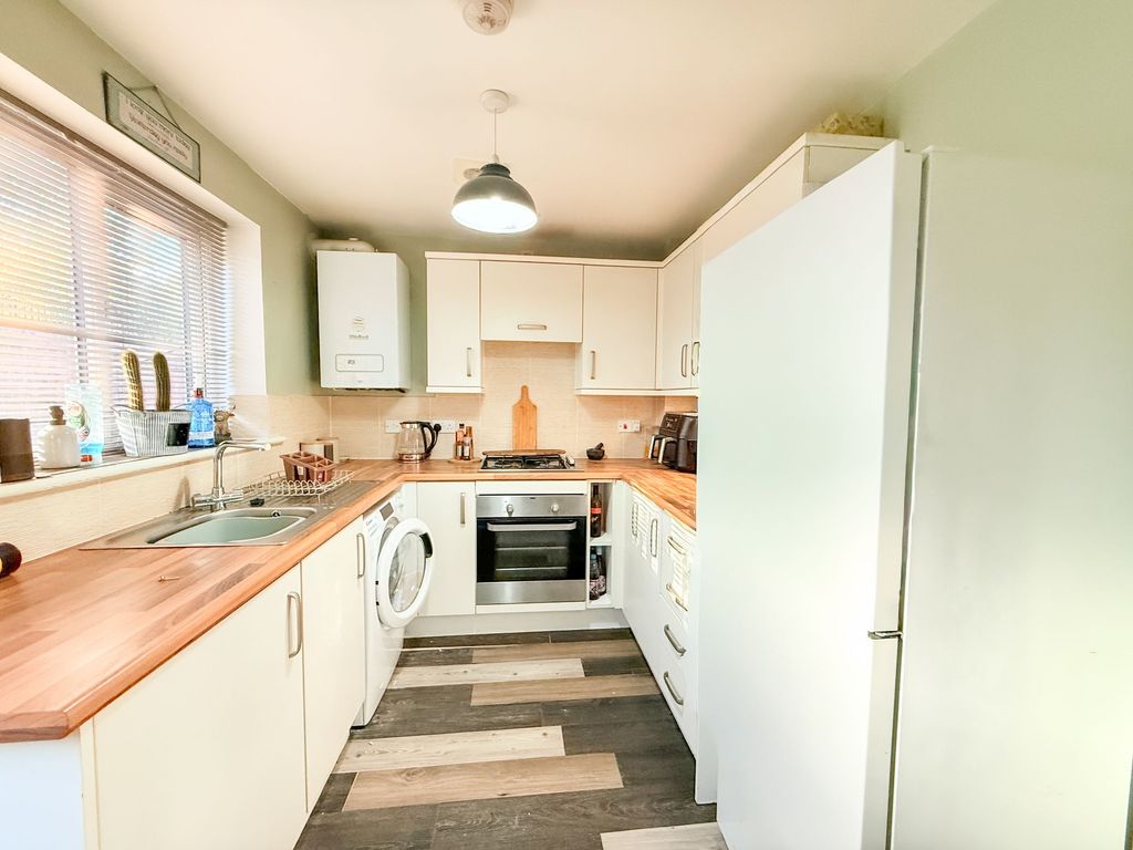 Property photo 3 of 7 Kitchen