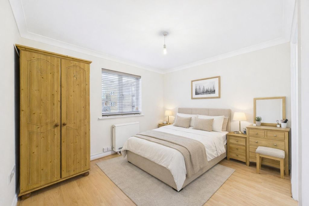 Property photo 2 of 14 Main Bedroom Staged