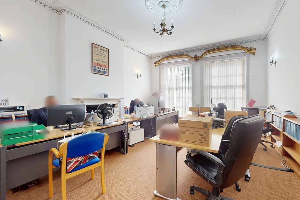 Property photo 3 of 15 28 High Street, Huntingdon, Pe29 3th