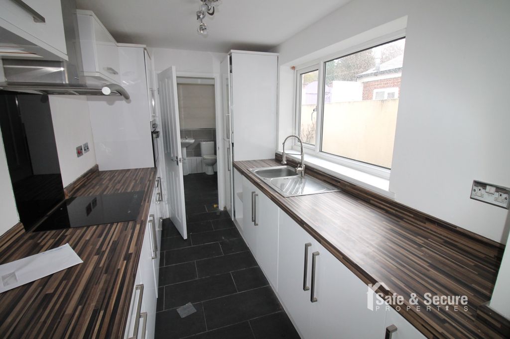 Property photo 3 of 14 Kitchen (1)