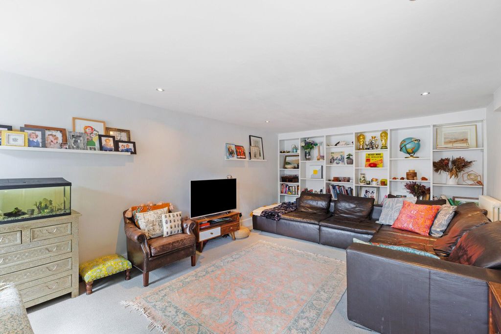 Property photo 2 of 18 Image