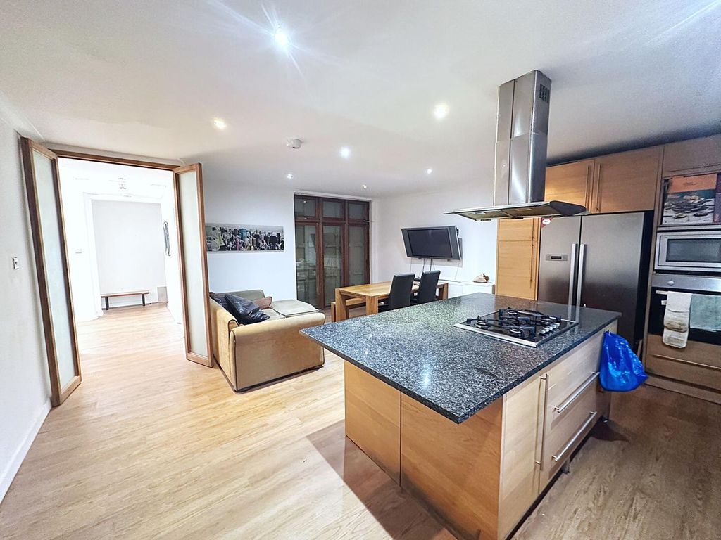 Property photo 3 of 6 Kitchen