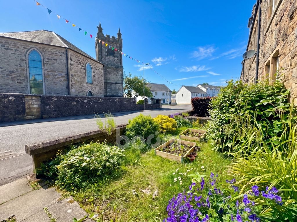 Property photo 2 of 19 Church Street, Lochwinnoch Front Garden