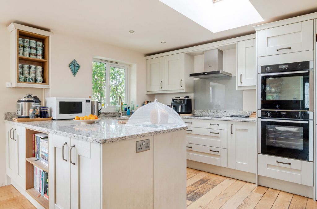 Property photo 2 of 24 1479846-11-6A3Bb6...