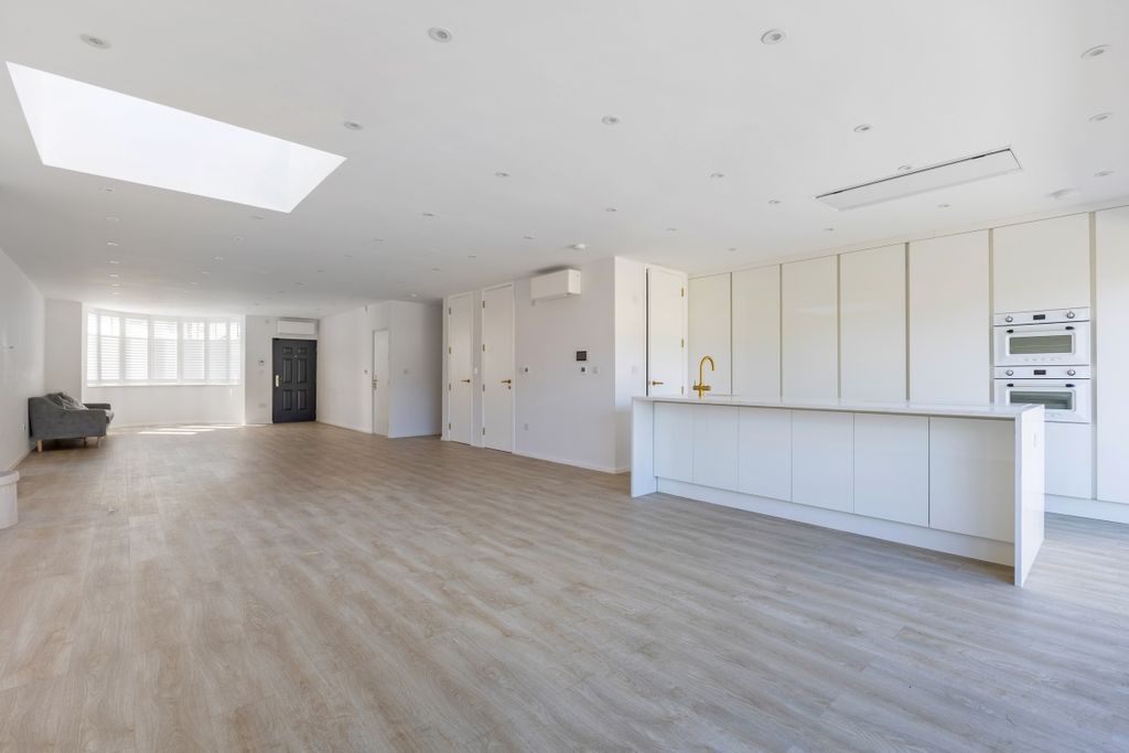 Property photo 2 of 26 94159_56-Moat-Dri...