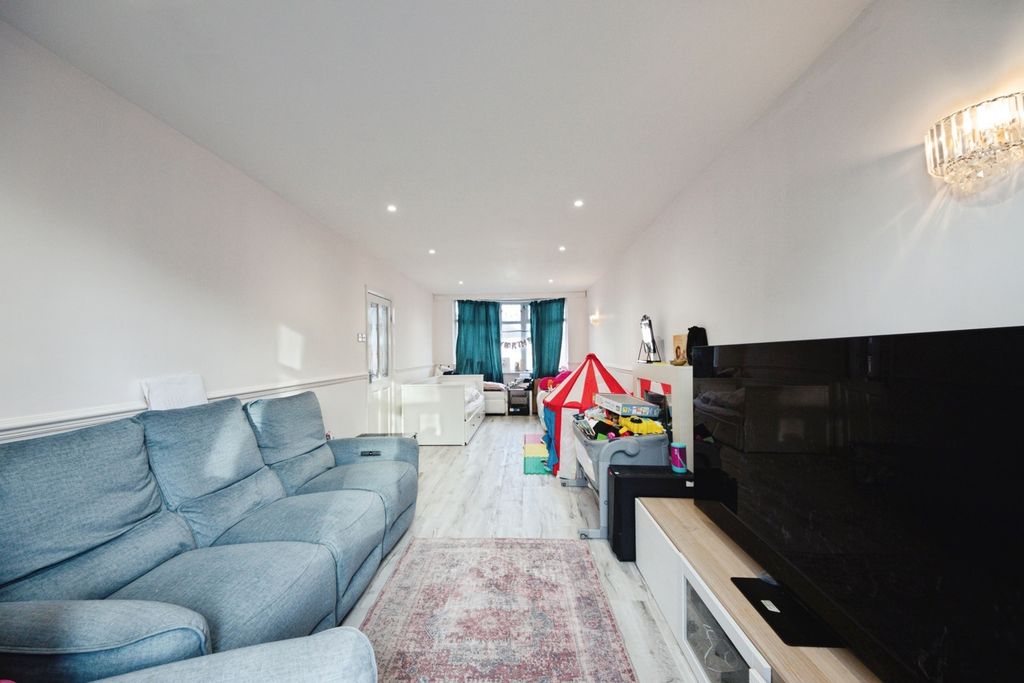 Property photo 3 of 18 Living Room