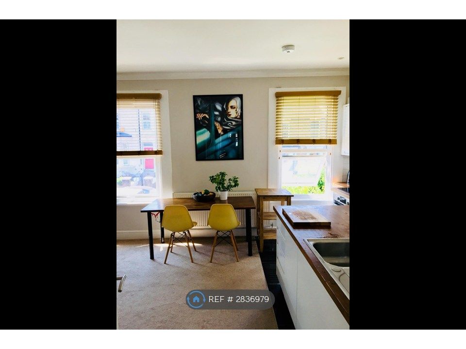 Property photo 3 of 8 Lounge/Kitchen