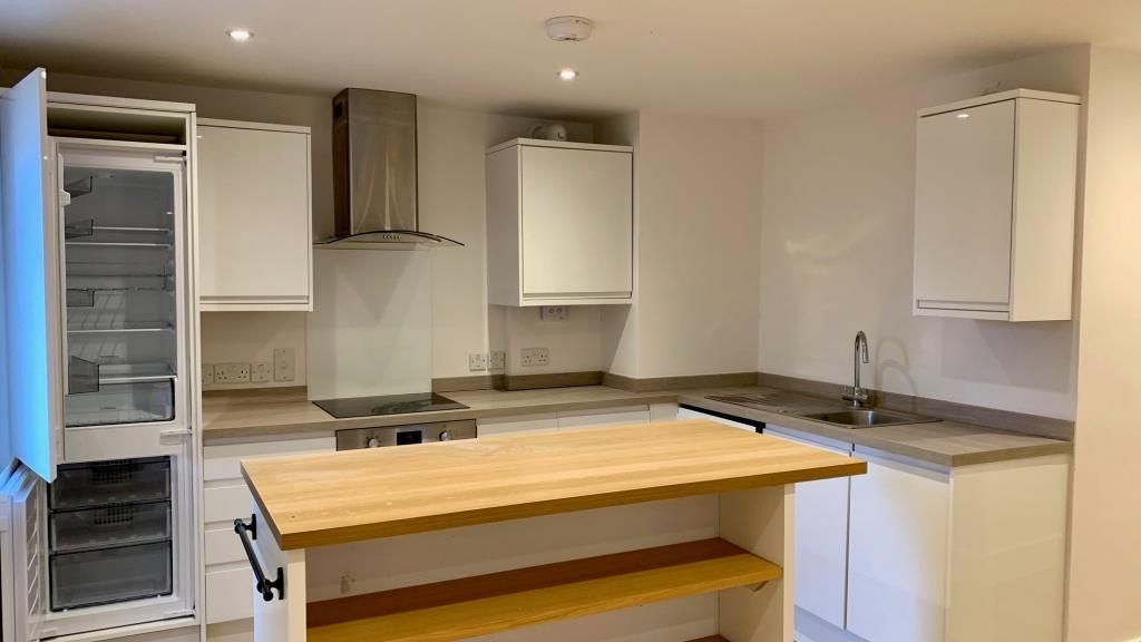 Property photo 2 of 6 Bedroom