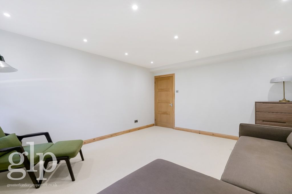 Property photo 2 of 13 4535911