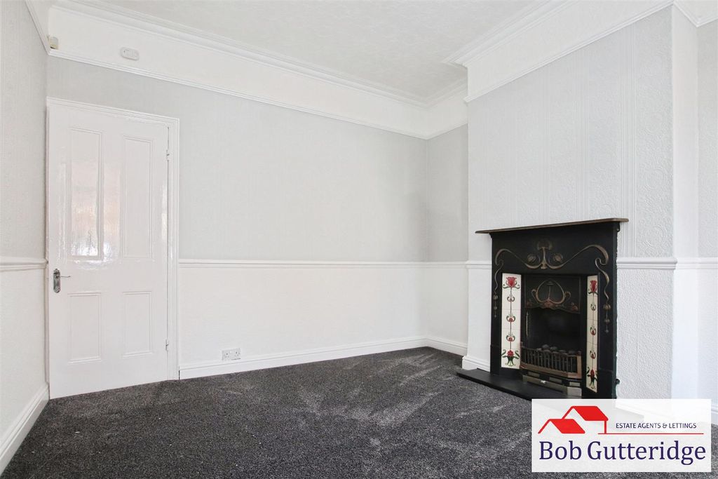 Property photo 3 of 13 Lounge