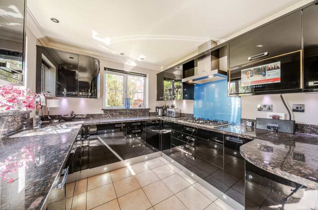 Property photo 2 of 20