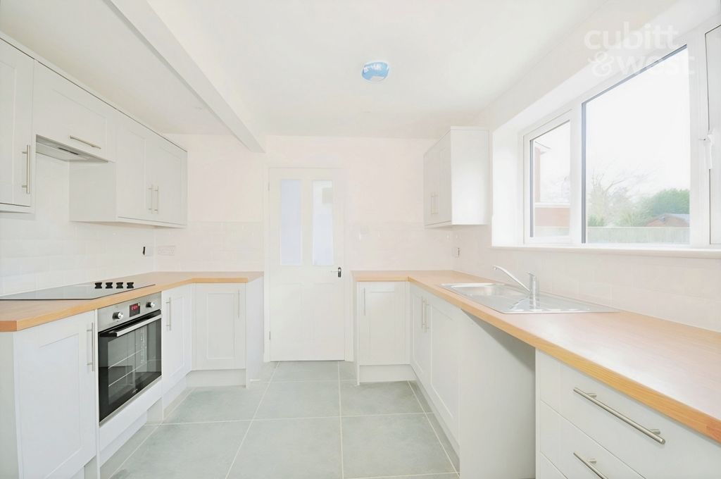 Property photo 2 of 12 Kitchen