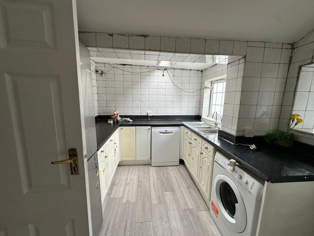 Property photo 1 of 16 Three Bedroom Two Bathrooms Ideal For Working Families-