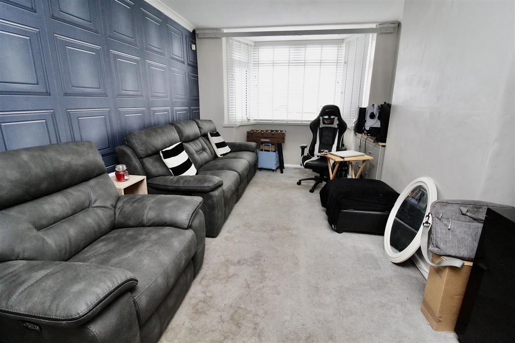 Property photo 3 of 24 Through Lounge