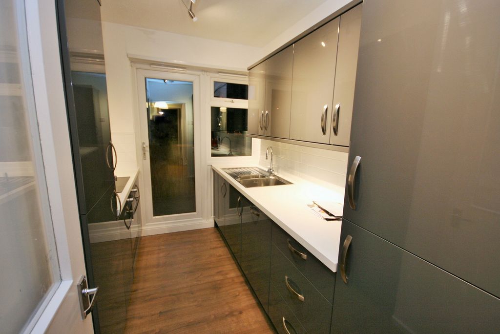 Property photo 1 of 9 3 Bedroom Flat For Rent In Stepney Green