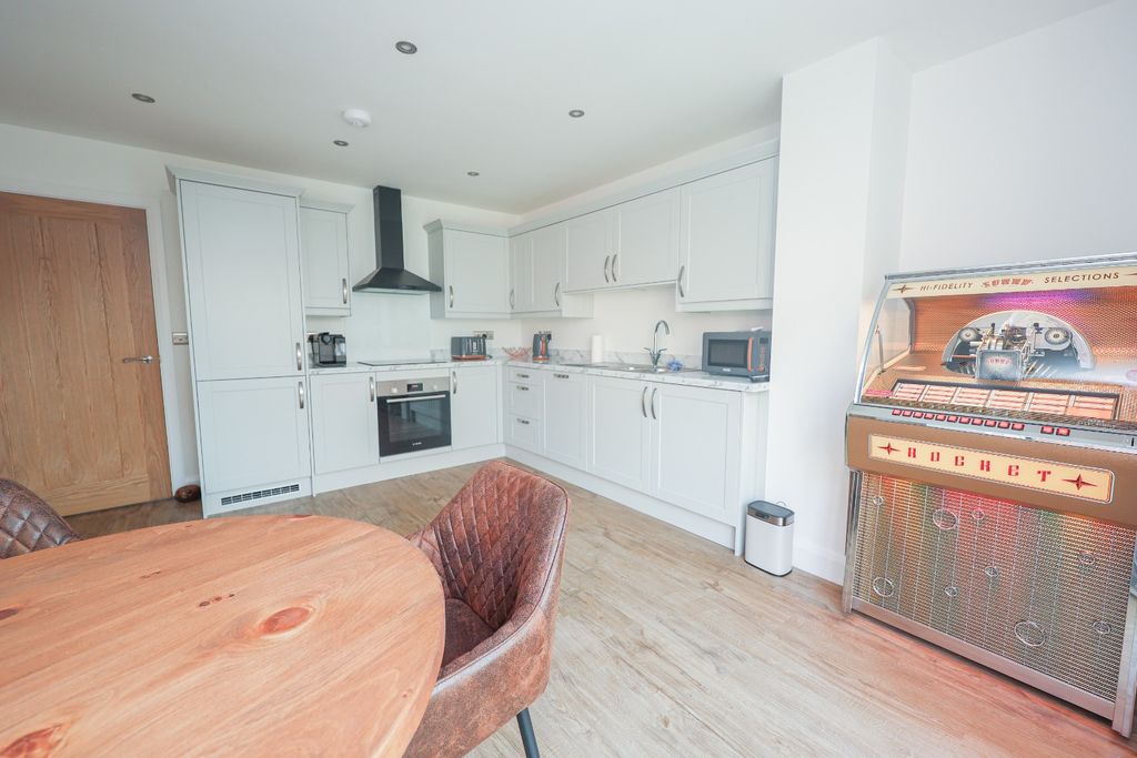 Property photo 2 of 17 4398162