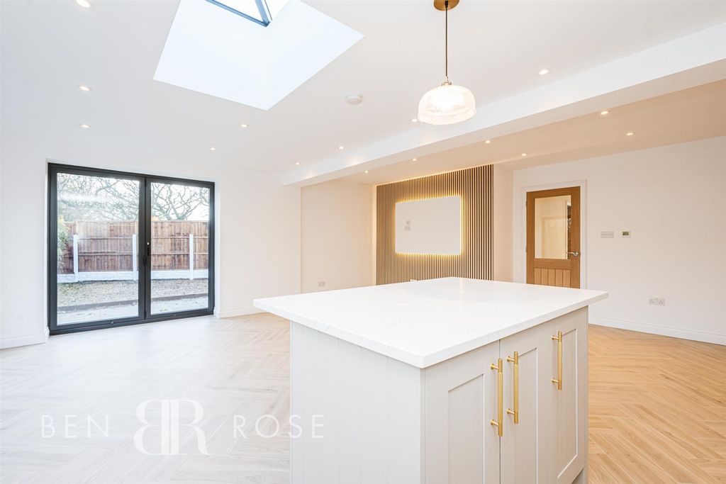 Property photo 3 of 19 Kitchen/Lounge