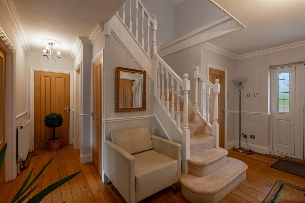 Property photo 3 of 31 Farnham-38.Jpg