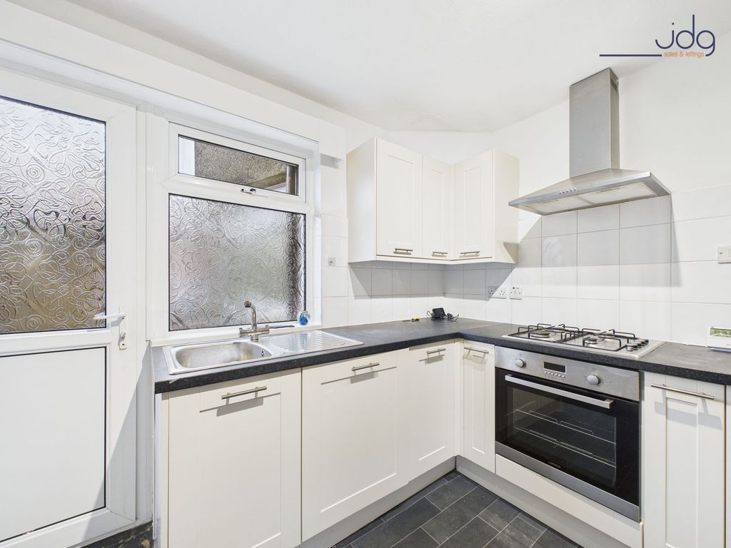 Property photo 3 of 10 Modern Kitchen