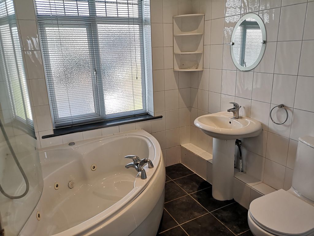 Property photo 3 of 8 Bathroom