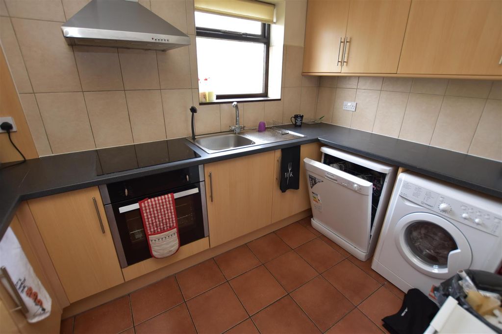 Property photo 3 of 8 Approach