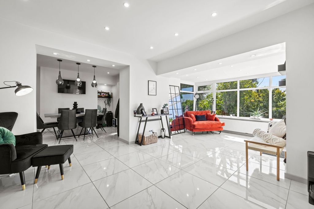Property photo 2 of 31