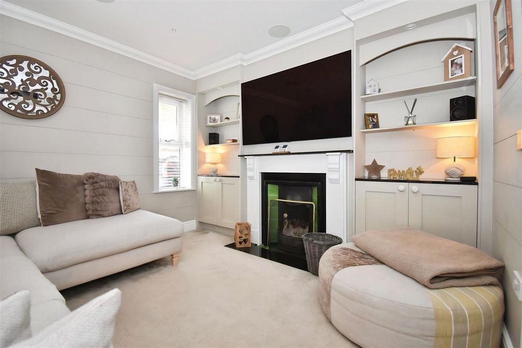 Property photo 3 of 34 c4d12423-Hhl 20Family 20Room.Jpg