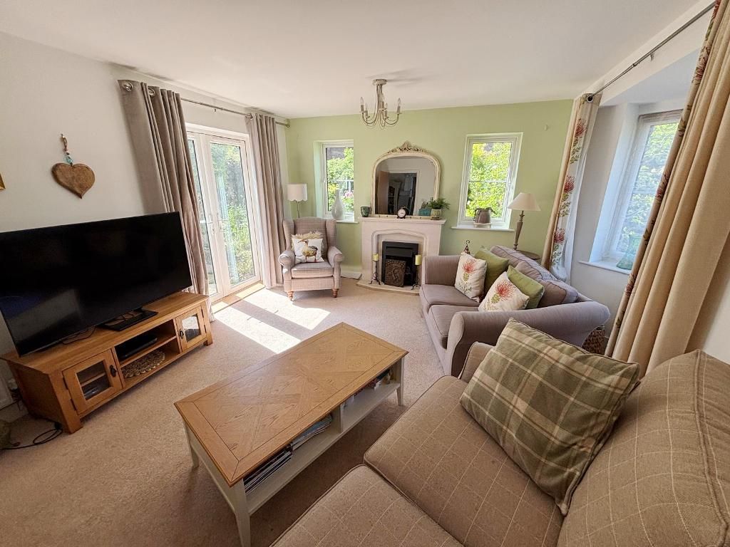 Property photo 3 of 18 Sitting Room