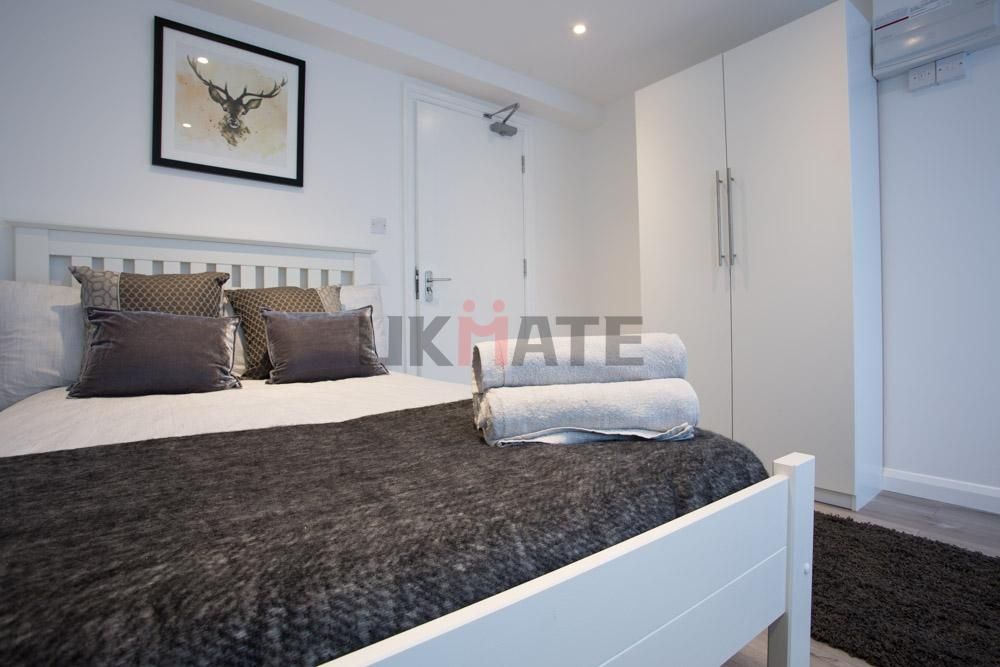 Property photo 1 of 17 A Spacious And Well-Maintained Master Bedroom Feat...