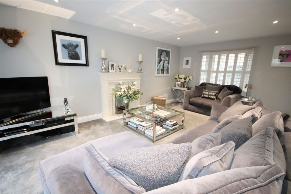 Property photo 3 of 32 Living Room