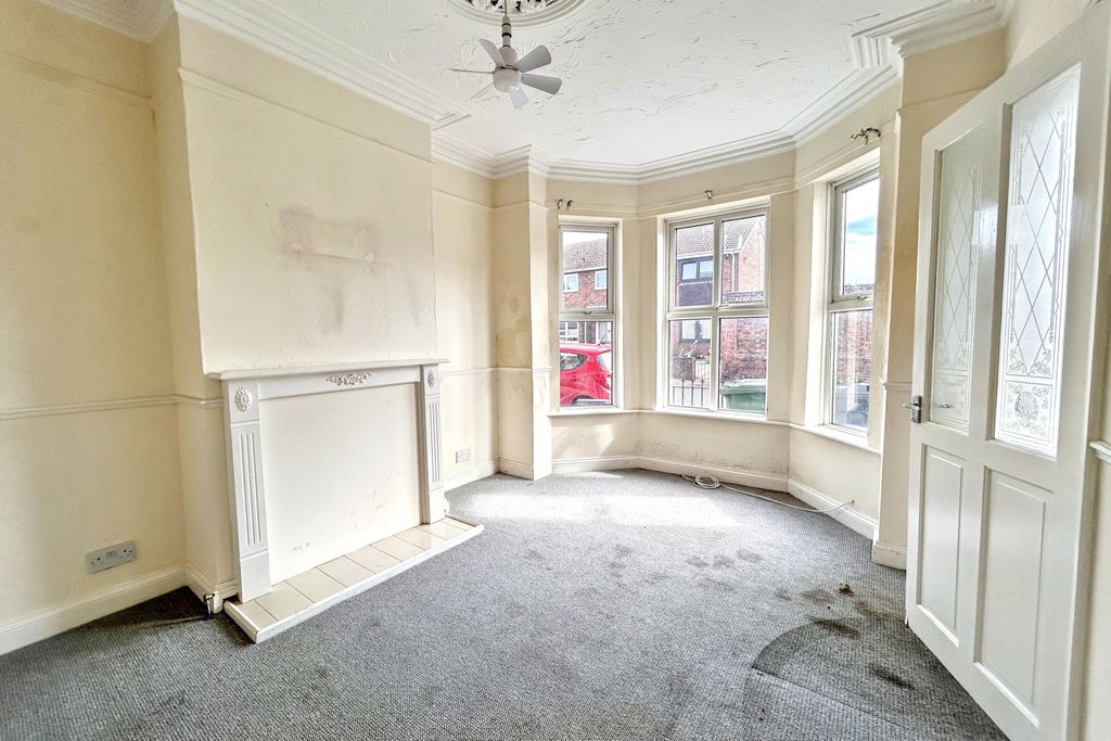 Property photo 3 of 11 6 Admiralty Road, Great Yarmouth, Norfolk, Nr30 3Dg