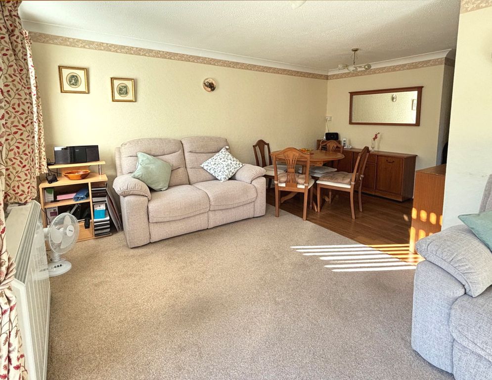 Property photo 3 of 11 Lounge 1