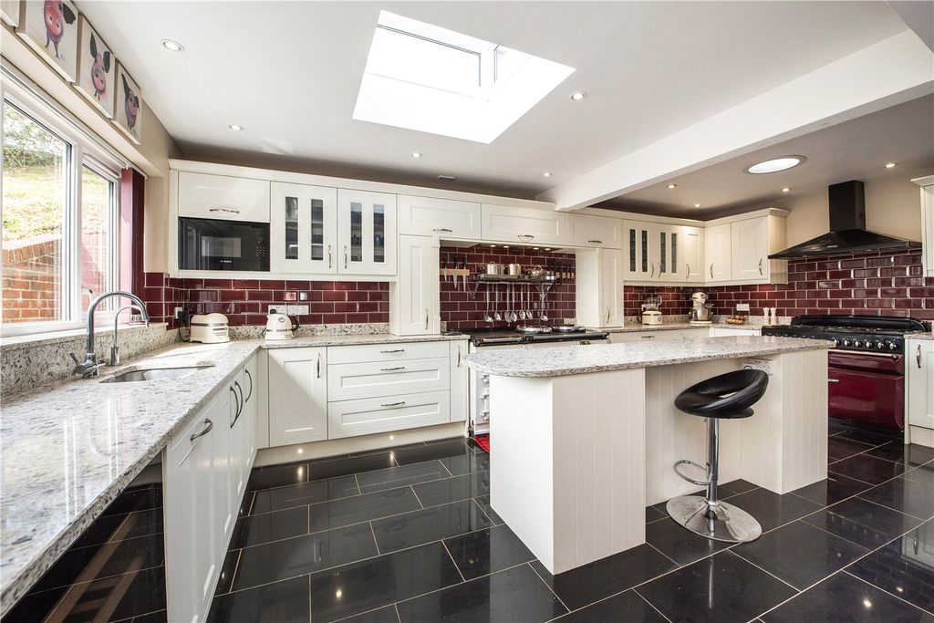 Property photo 3 of 18 Kitchen