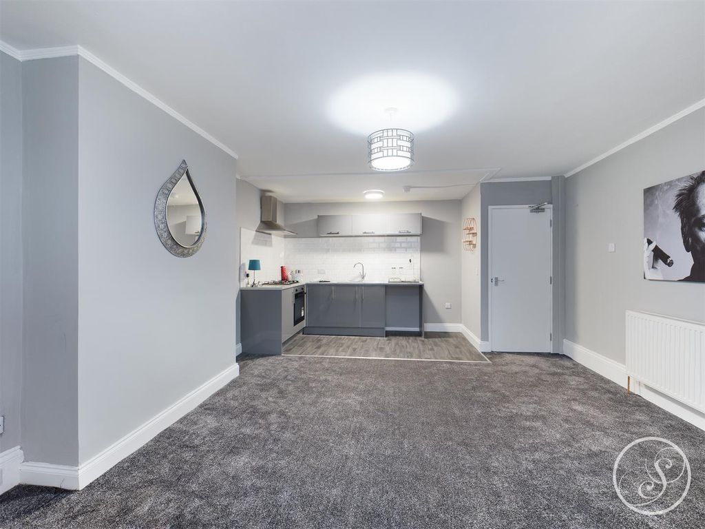 Property photo 3 of 8 Lounge