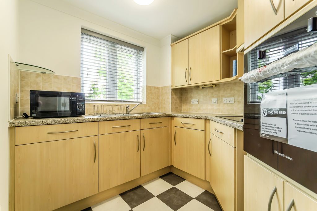 Property photo 3 of 10 Kitchen