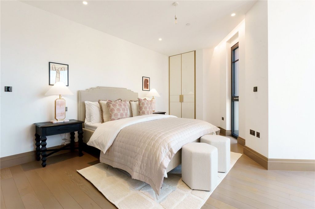 Property photo 2 of 9 Principal Bedroom