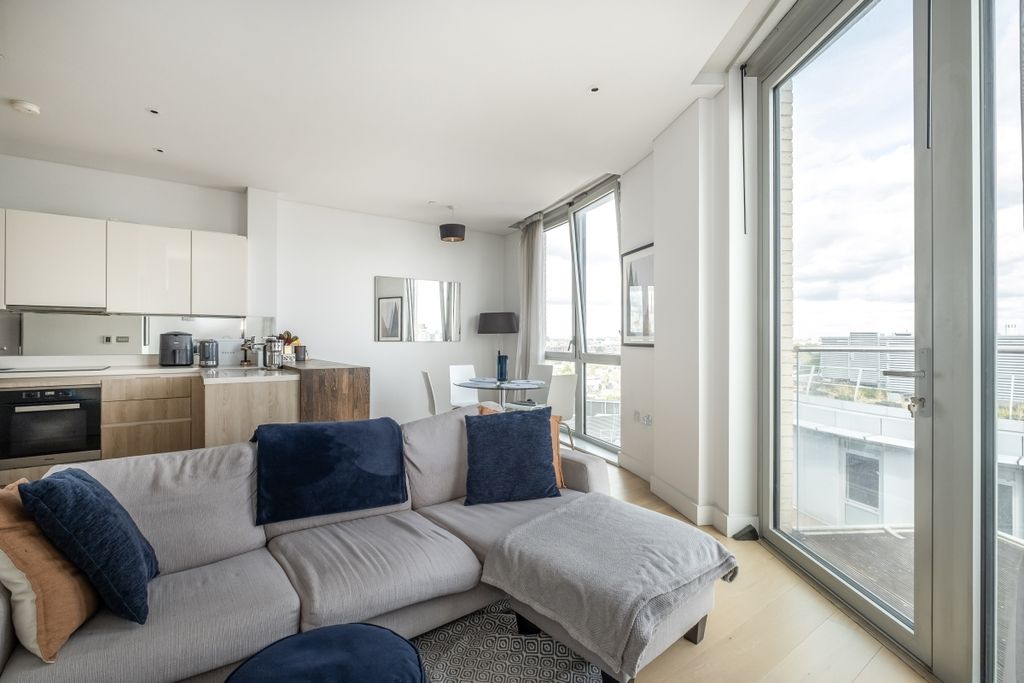 Property photo 3 of 8 704-Grand-Tower-0008