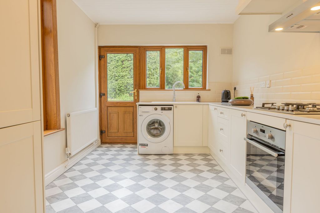 Property photo 2 of 28