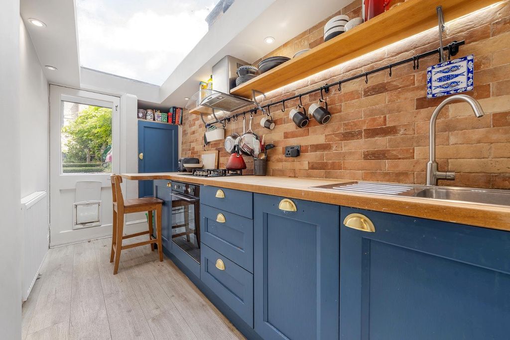 Property photo 3 of 15 Kitchen (1)